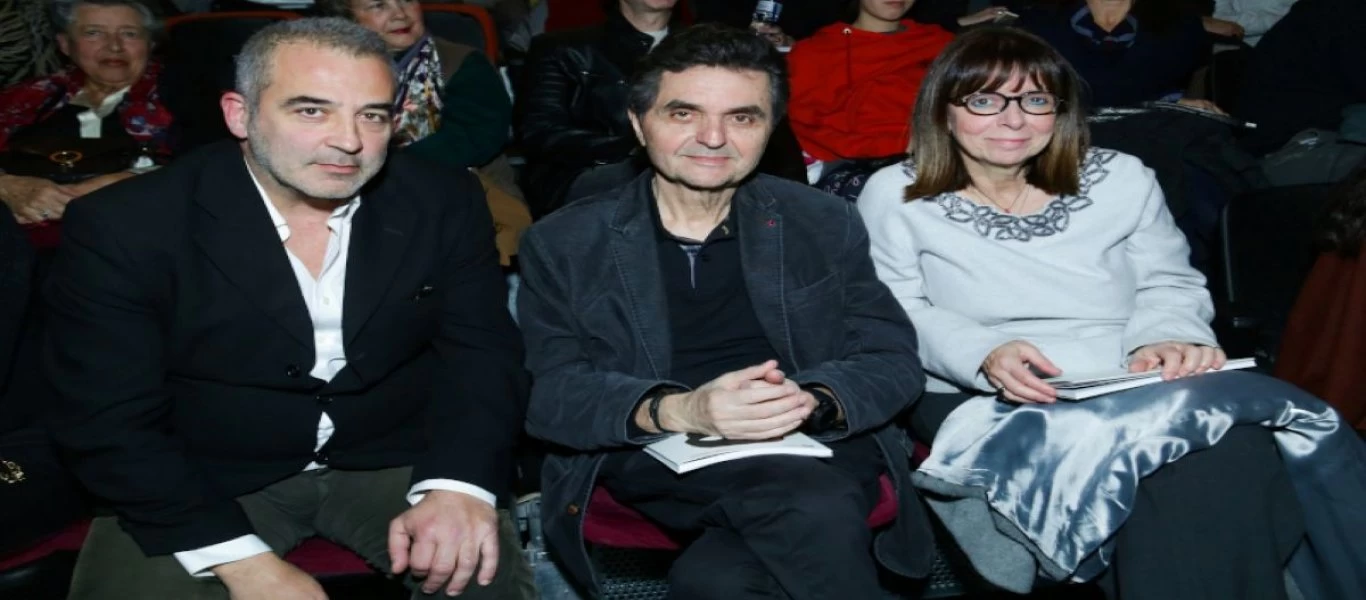 Σε θεατρική παράσταση η πρώτη δημόσια εμφάνιση της Α. Σακελλαροπούλου ως ΠτΔ (φώτο)